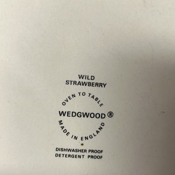WEDGEWOOD Wild Strawberry!!!!!! Oven to Table!! - Picture 6 of 7
